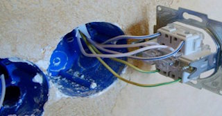 Монтаж проходного выключателя от 580 руб. в Лянторе